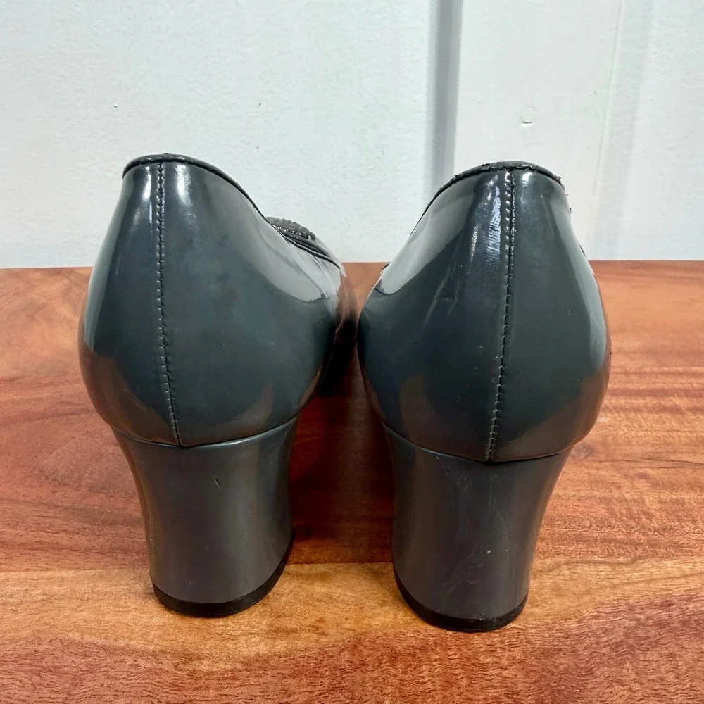 Tahari Sherry Grey Patent Pointed Toe Embellished Block Heel Pumps Womens‎ Sz 9M